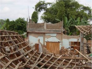 puing bangunan yang tersisa