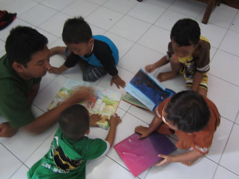 saking asyiknya baca, tengkurap pun jadi :D