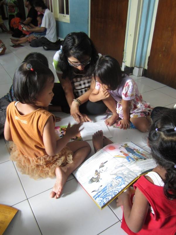 anak-anak mengerumuni Meita :)