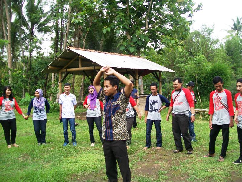 games dipandu Mr Miftah (foto oleh Tri Prasetyo - Indonesia Tera)